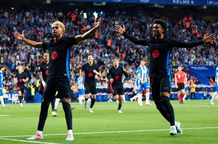 Selebrasi pemain Barcelona usai mencetak gol ke gawang Espanyol.
