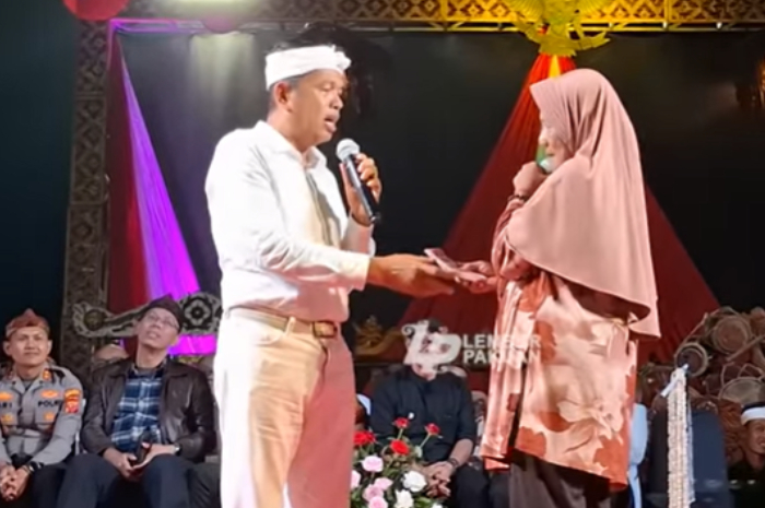 Gubernur Jawa Barat Dedi Mulyadi menyerahkan bantuan untuk seorang ibu di Kabupaten Indramayu.