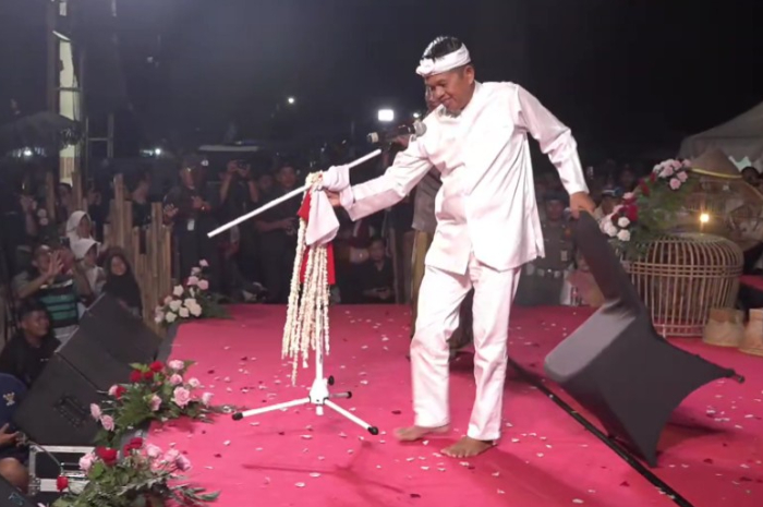 Gubernur Jawa Barat, Dedi Mulyadi saat ada di Cirebon berjanji akan beri bantuan toilet.
