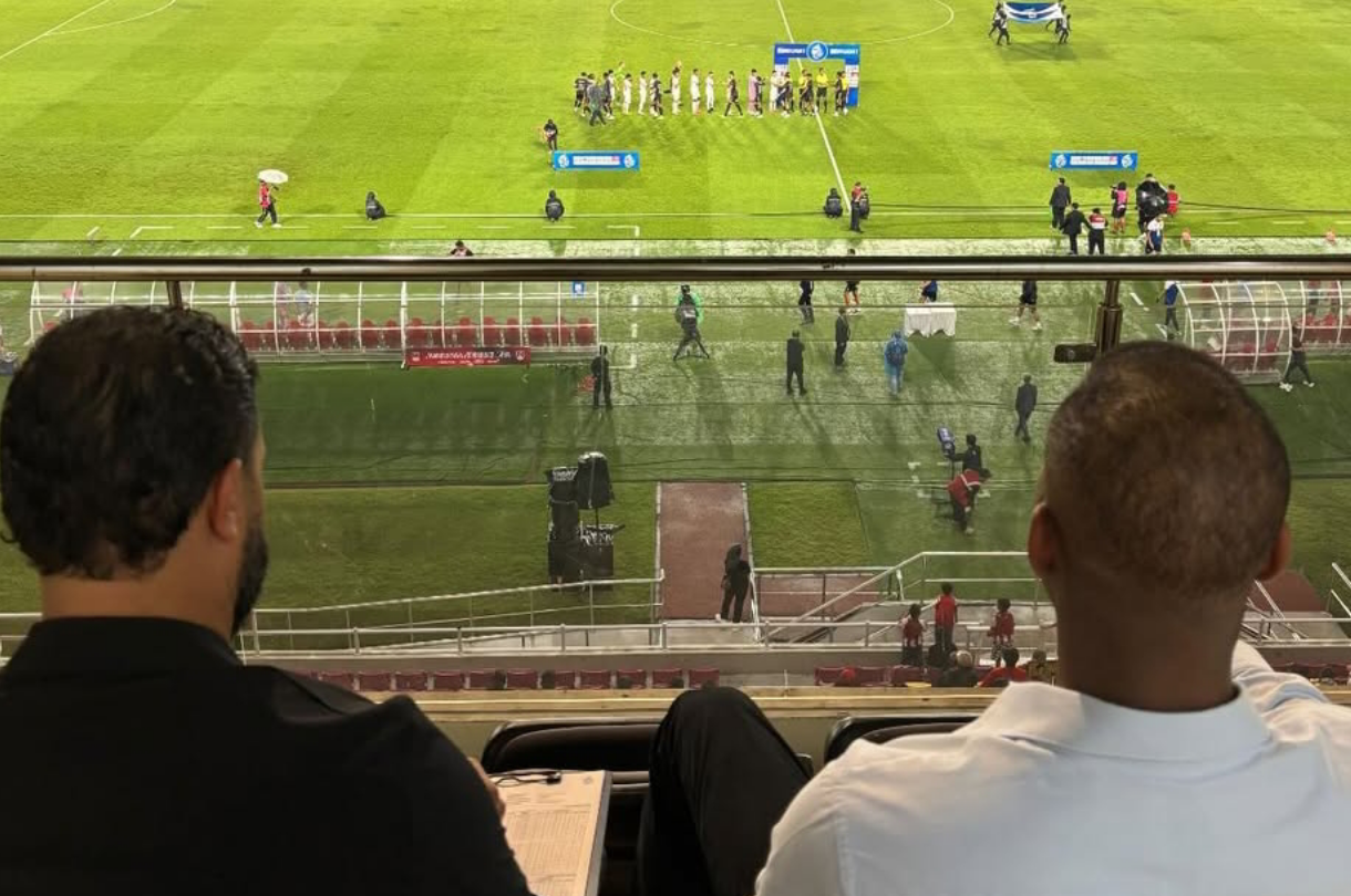 Pelatih Timnas Indonesia Patrick Kluivert dan Asisten Pelatih Denny Landzaat memantau pertandingan Liga 1 antara Persis Solo vs Dewa United.