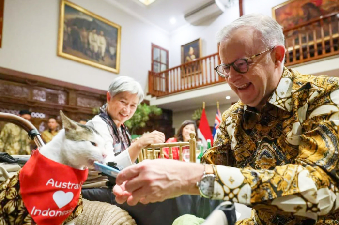 Presiden Prabowo Subianto sambut Perdana Menteri Australia, Anthony Albanese, dalam jamuan hangat di Kertanegara dan hadiahi kalung syal untuk kucing kesayangannya, Bobby Kertanegara