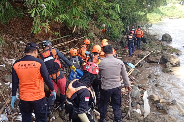 Tim SAR mengevakuasi balita berusia 4 tahun warga Ciomas Bogor yang hanyut dan ditemukan di Sungai Cisadane dalam kondisi meninggal dunia Sabtu (17/5/2025) pagi.