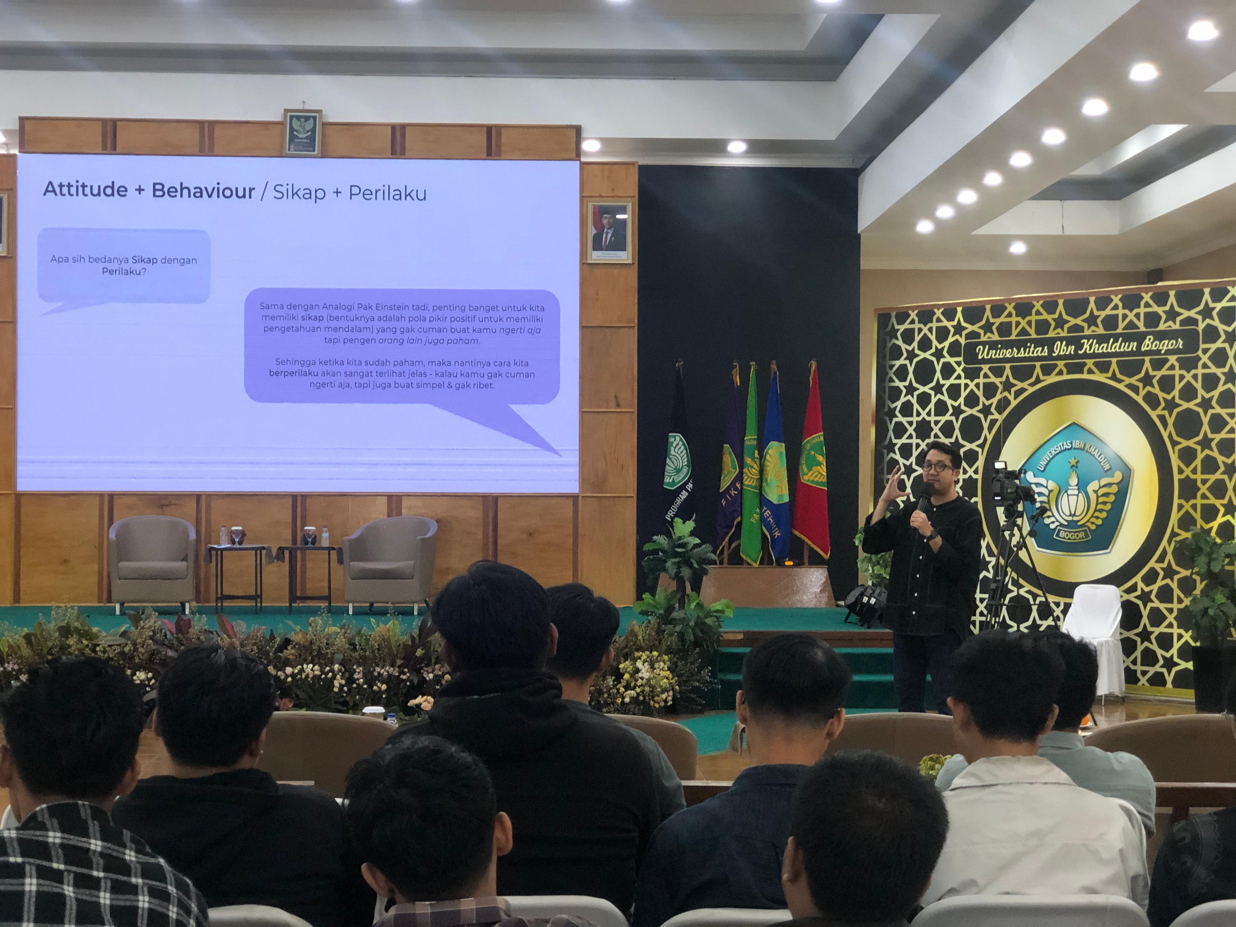 Pemateri saat menyampaikan materinya dalam Workshop Prakerja dengan tema teknik wawancara kerja yang diselenggarakan Uika Bogor.