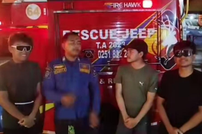 Damkar Kota Bogor membantu pemuda yang kelelahan dan kehabisan uang kembali ke rumahnya.