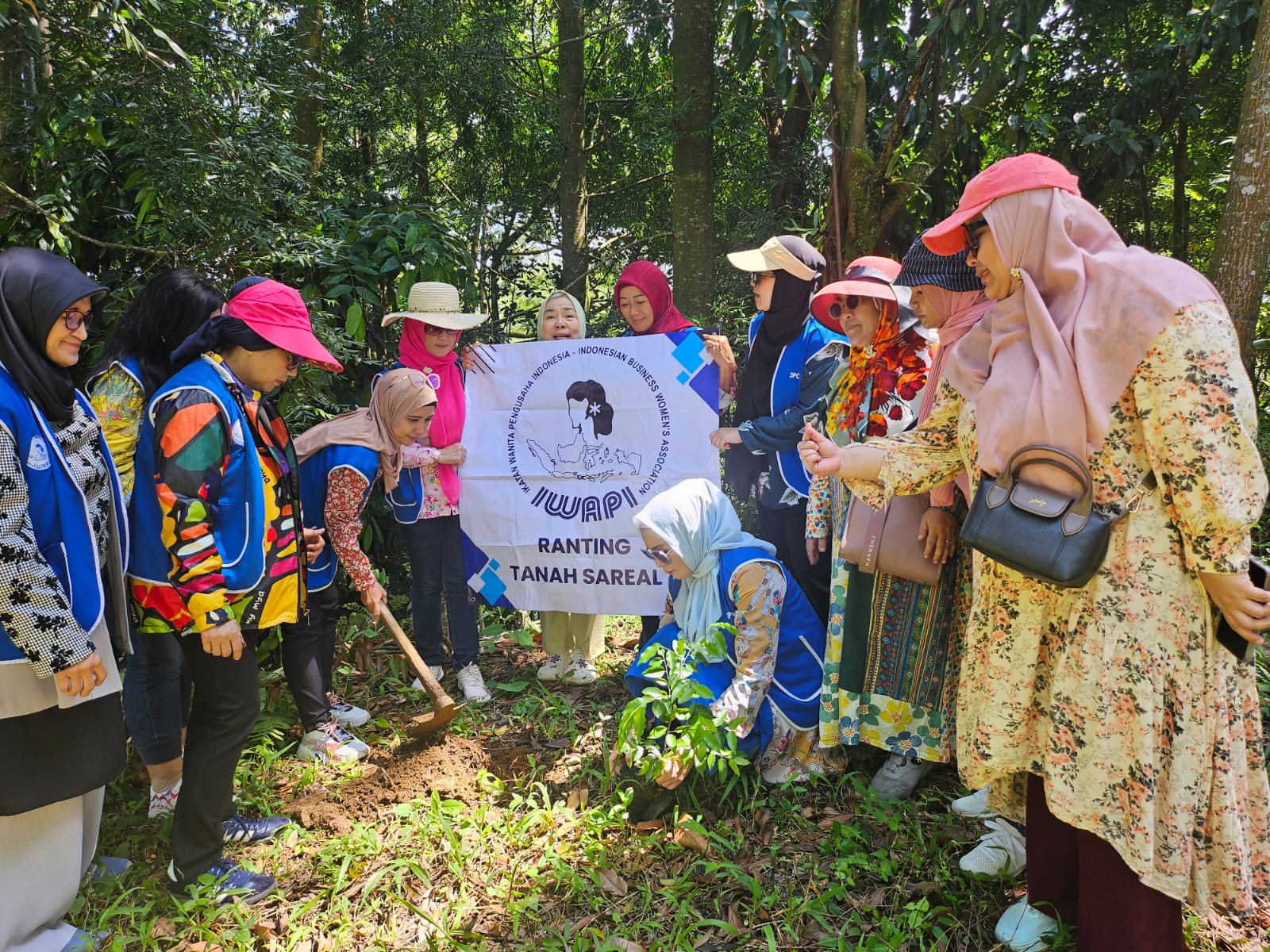 IWAPI Ranting Tanah Sareal, Kota Bogor, menyelenggarakan Wisata Hutan Organik yang sarat inspirasi dan pembelajaran di kawasan Hutan Organik Tanah Sareal, akhir pekan lalu.