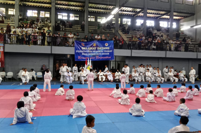 Ratusan karateka mengikuti ujian kenaikan tingkat INKAI Kota Bogor di GOR Indoor B Pajajaran, Minggu (18/5/2025).