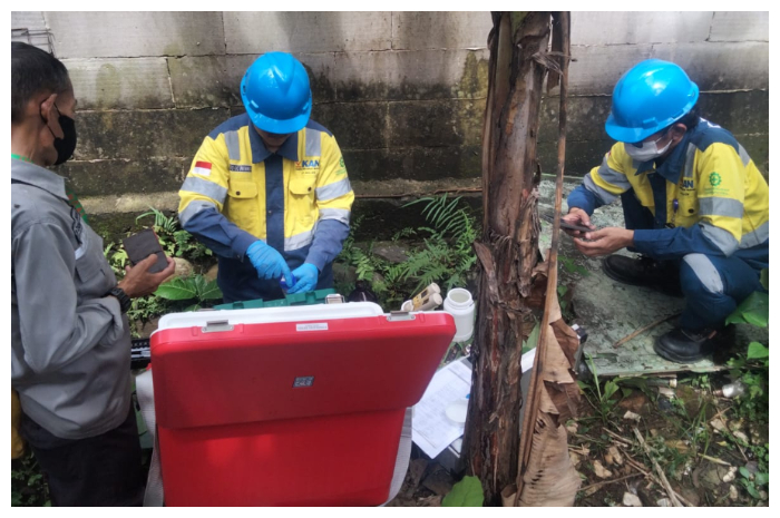 Petugas DLH Kabupaten Bogor, segel tempat usaha yang diduga jadi penyebab air sungai berubah warna di Kecamatan Citeureup.