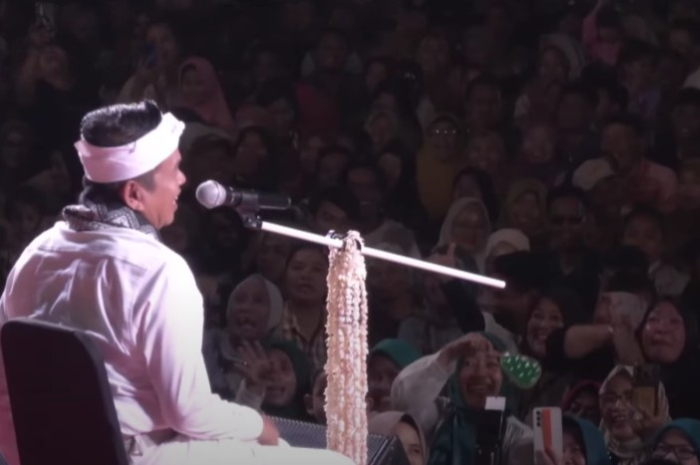 Gubernur Jawa Barat, Dedi Mulyadi menyapa warga Indramayu.