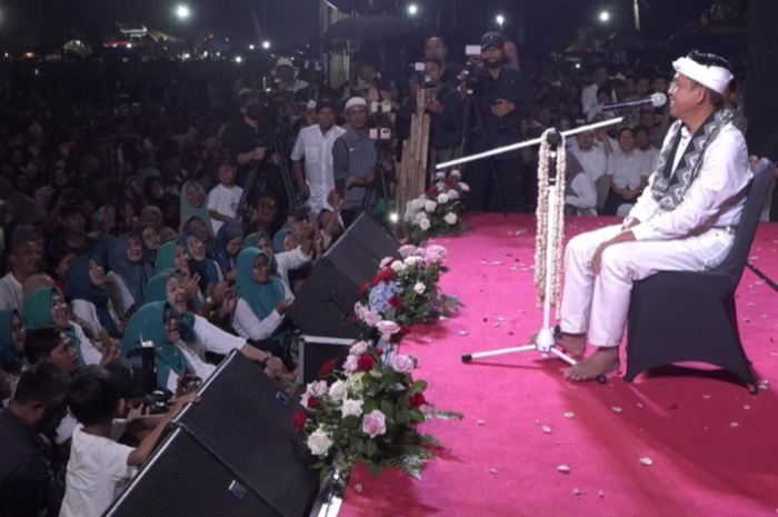 Gubernur Jawa Barat, Dedi Mulyadi saat bercanda dengan warga Indramayu.
