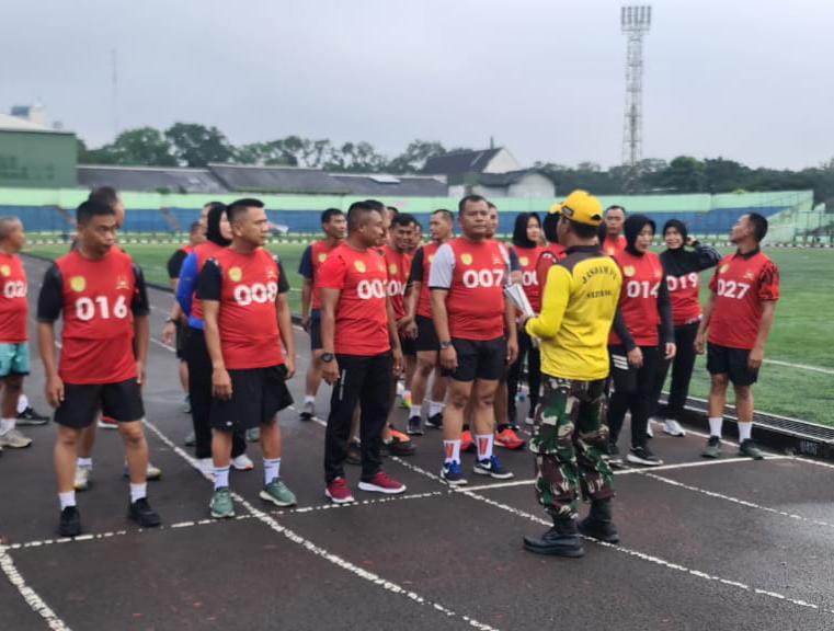 Perwira Korem 061/SK saat mengikuti tes lari 12 menit dalam rangkaian ujian kesemaptaan terpusat di Stadion Siliwangi, Bandung.