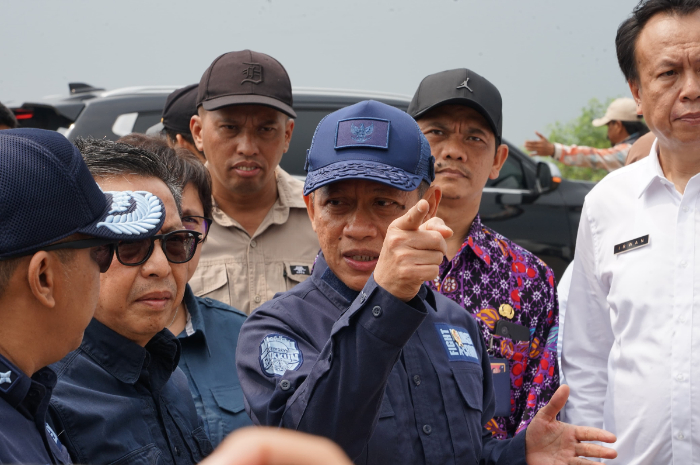 Menteri LH-BPLH Hanif Faisol saat menutup gudang pengolahan limbah oli di Pangadegan, Kecamatan Pasar Kemis, Kabupaten Tangerang Banten.