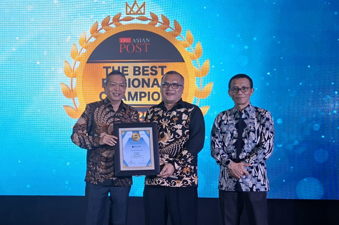 Tommy Indra Gunawan, Direktur Utama Perumda BPR Bank Kota Bogor menerima penghargaan pada gelaran Forum The Asian Post The Best Regional Champion 2025.