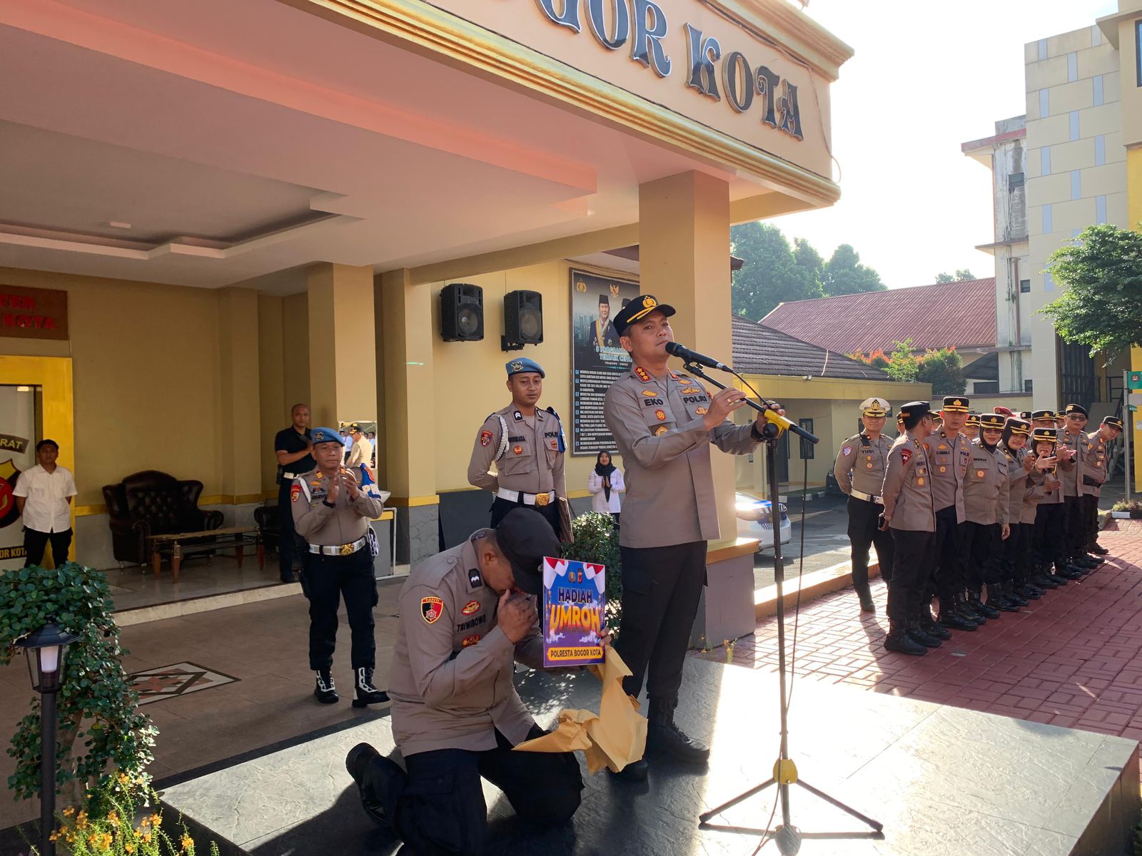 Momen saat anggota Polresta Bogor Kota, sujud syukur setelah mendapat hadiah umroh dari Kapolresta Kombes Pol Eko Prasetyo.