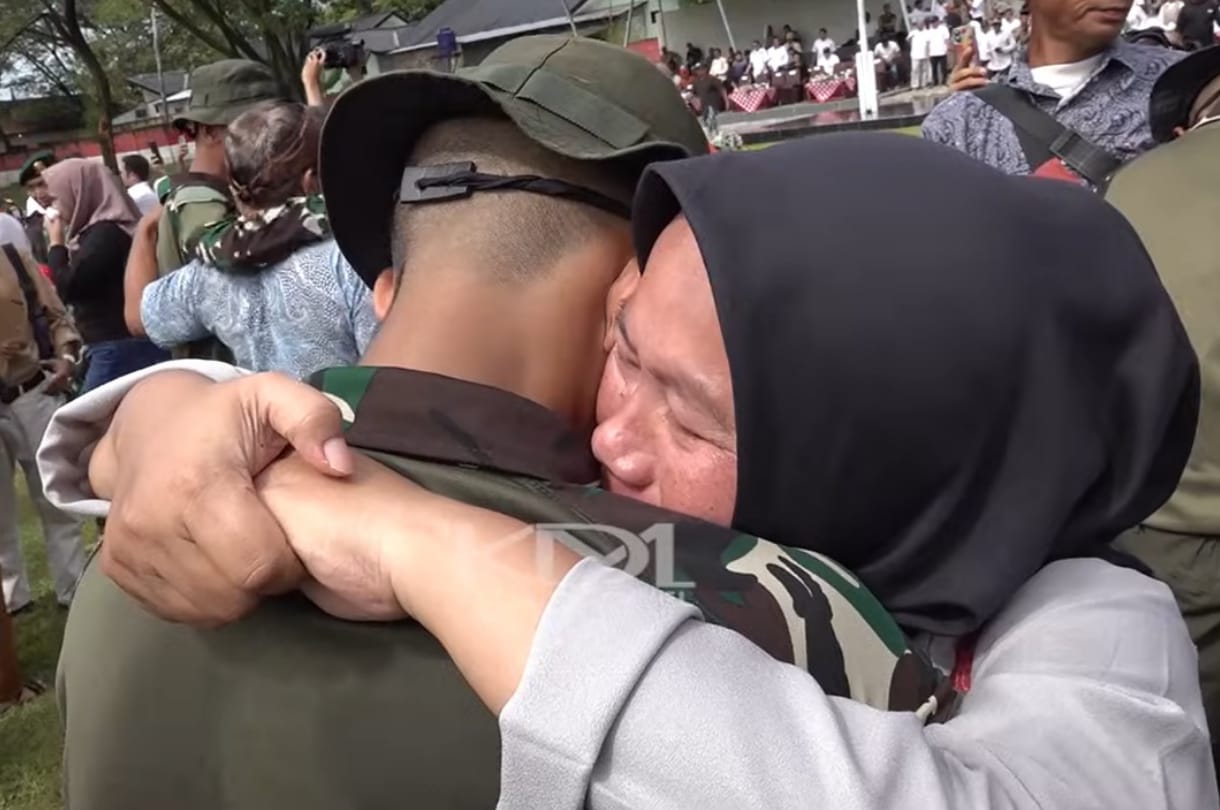Gubernur Jawa Barat Dedi Mulyadi memperlihatkan momen haru anak memeluk orang tua usai pelatihan di Menarmed 1/Sthira Yudha Kostrad.&nbsp;
