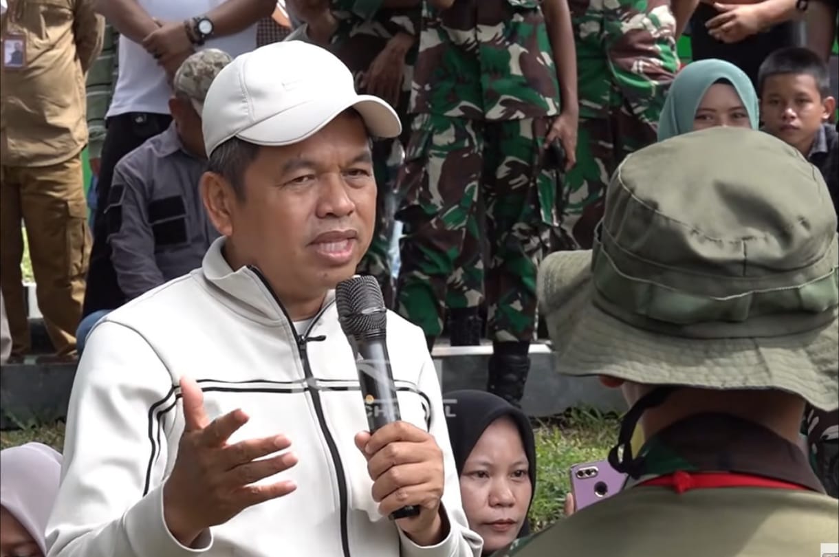 Gubernur Jabar Dedi Mulyadi menyampaikan pesan untuk para siswa usai menjalani pendidikan di Resimen Artileri Medan (Menarmed) 1/Sthira Yudha Kostrad di Purwakarta.