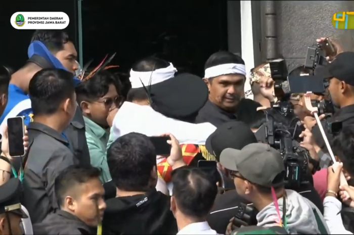 Gubernur Jawa Barat Dedi Mulyadi menangis saat memeluk salah satu anak yang dipulangkan dari barak militer.&nbsp;