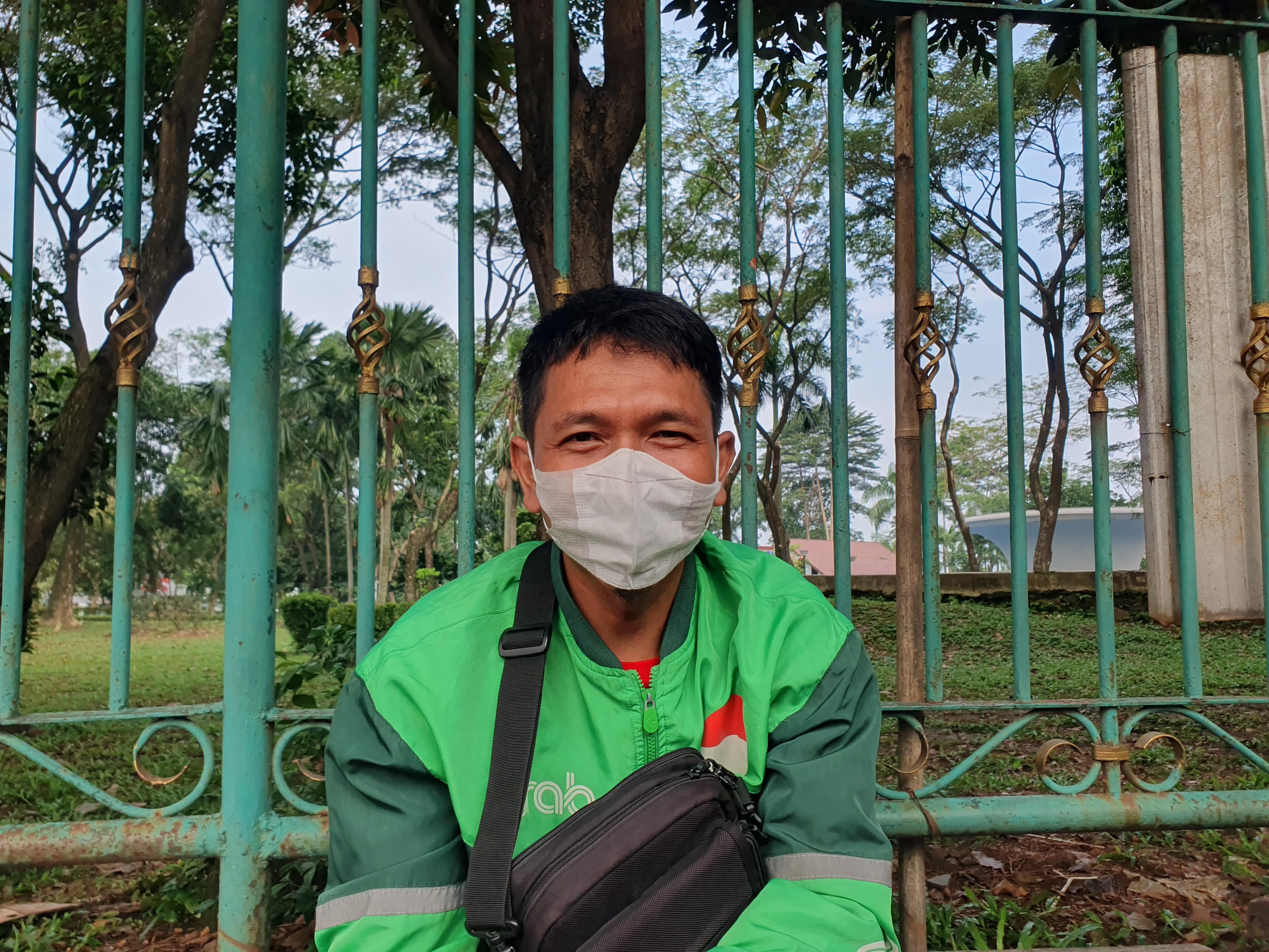 Oji, salah seorang driver ojol di Kabupaten Bogor yang tetap narik meski rekan-rekannya melakukan aksi demo di Jakarta, Selasa (20/5/2025).