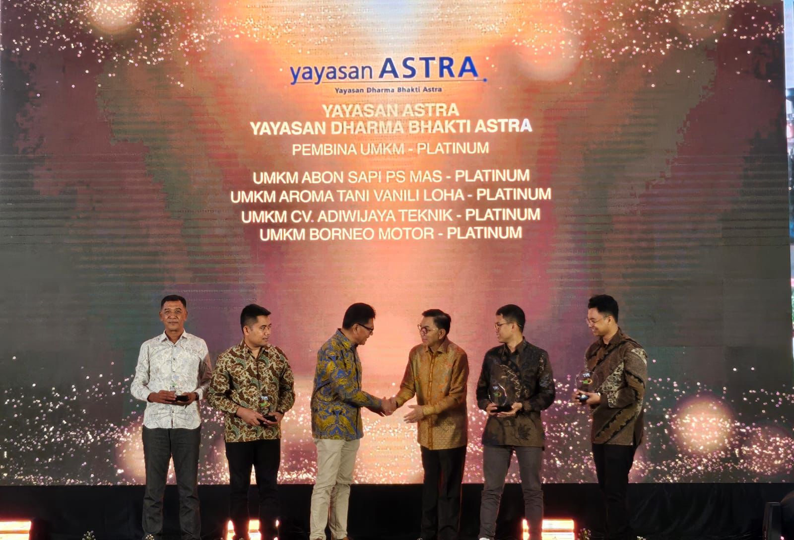 Momen penghargaan yang diberikan kepada Yayasan Dharma Bhakti Astra