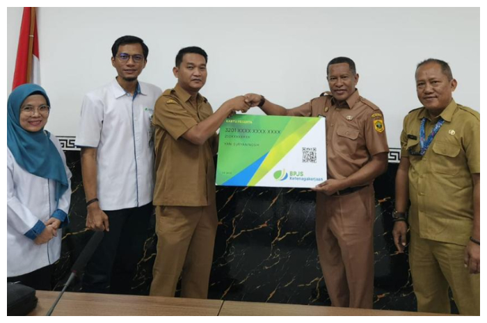 Penyerahan kartu kepesertaan BPJS Ketenagakerjaan secara simbolis oleh BPJS Ketenagakerjaan Bogor Cileungsi, Rabu (21/5/2025).