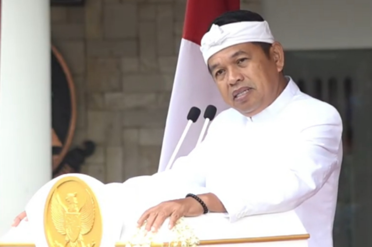 Gubernur Jawa Barat Dedi Mulyadi memberikan bonus Rp25 juta kepada petugas upacara dari Dodik Bela Negara Rindam III Siliwangi saat peringatan Hari Kebangkitan Nasional.&nbsp;