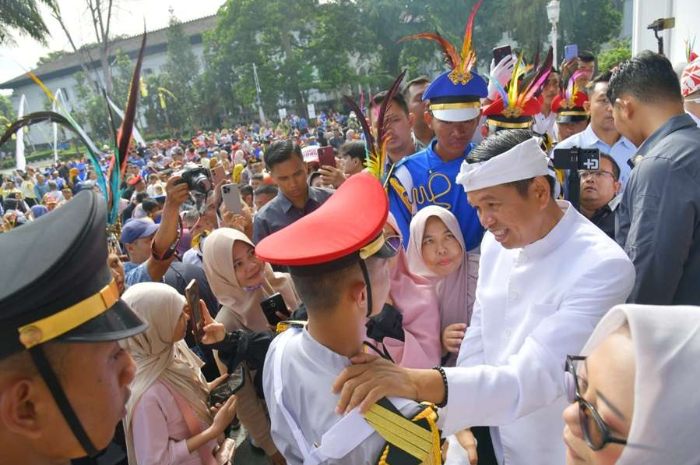 Gubernur Jawa Barat Dedi Mulyadi saat berbicara dengan salah satu siswa lulusan pendidikan bela negara yang tidak dijemput orang tuanya.
