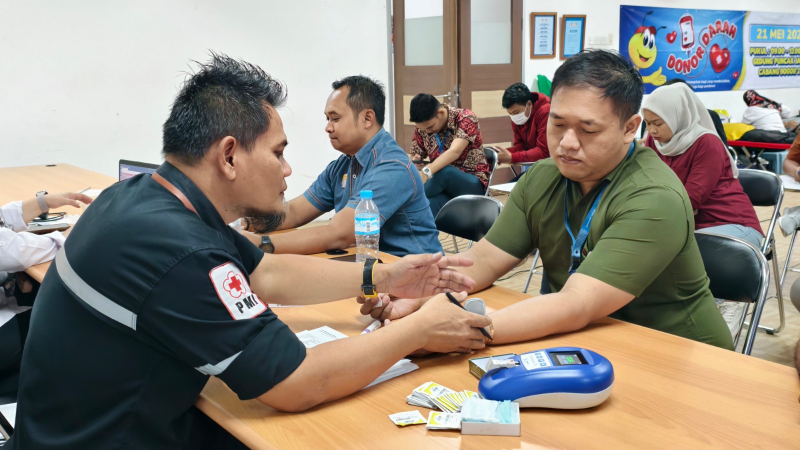 Indomaret Cabang Bogor 2 bekerja sama dengan Palang Merah Indonesia (PMI) Kabupaten Bogor menyelenggarakan kegiatan donor darah, Rabu (21/5/2025).