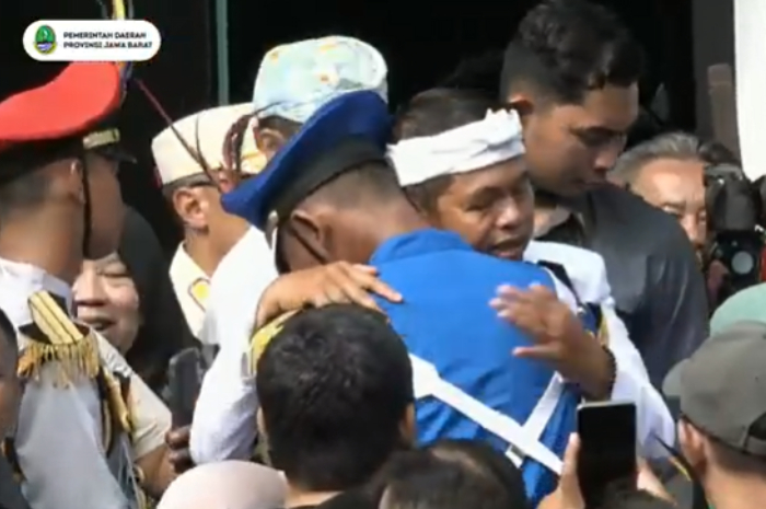 Gubernur Jawa Barat Dedi Mulyadi memeluk salah satu siswa usai menjalani pendidikan di Dodik Bela Negara Rindam III Siliwangi.