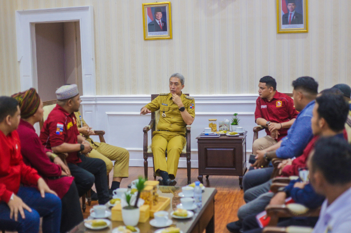 Wali Kota Bogor Dedie A Rachim saat menerima audiensi pengurus DPC M1R di Paseban Punta, Balai Kota Bogor terkait kompetisi tinju antar pelajar.