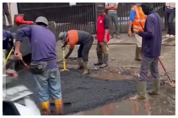 Potongan video para pekerja sedang melakukan pengaspalan Jalan Raya Sirkuit Sentul, Kecamatan Citeureup, Kabupaten Bogor, saat tergenang air.