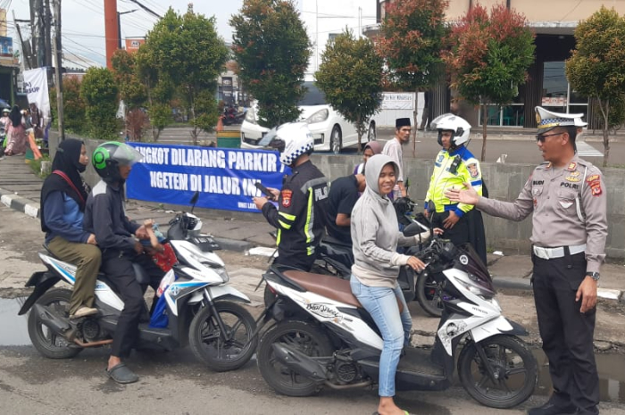 Pengendara sepeda motor ditilang polsi di Jalan Mayor Oking Citeureup.