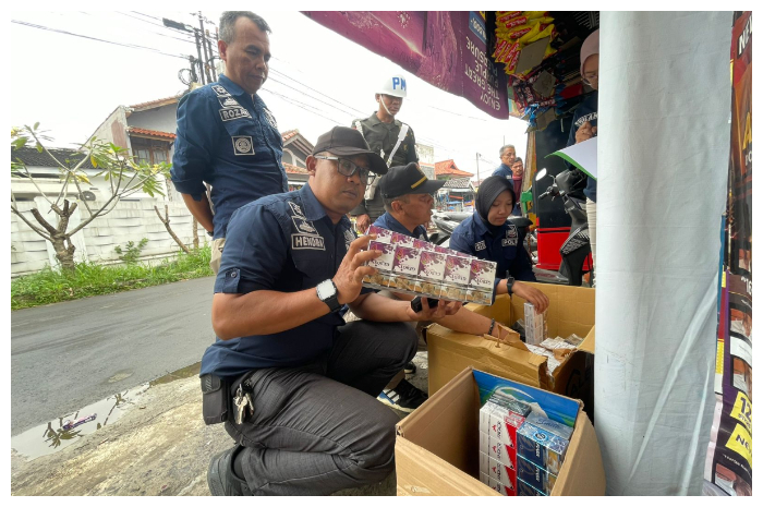 Petugas gabungan mengamankan barang bukti dalam operasi rokok ilegal di wilayah Kecamatan Tanah Sereal, Kota Bogor, Rabu (21/5/2025).