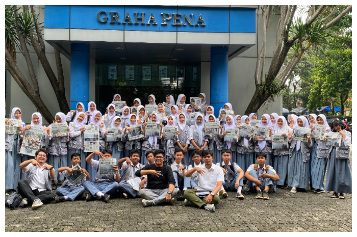 Siswa SMAN 1 Citeureup, foto bersama di depan Graha Pena usai berkunjung ke redaksi Radar Bogor, Rabu (21/5/2025).