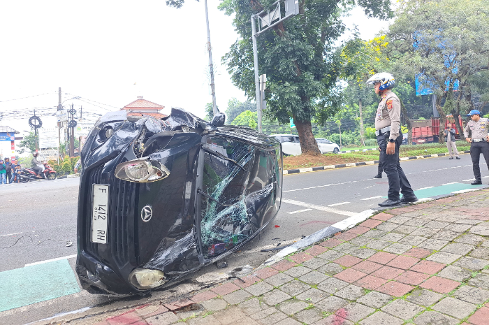 Kondisi taksi online yang mengalami kecelakaan di Jalan Pajajaran Bogor Rabu (21/5/2025) pagi.
