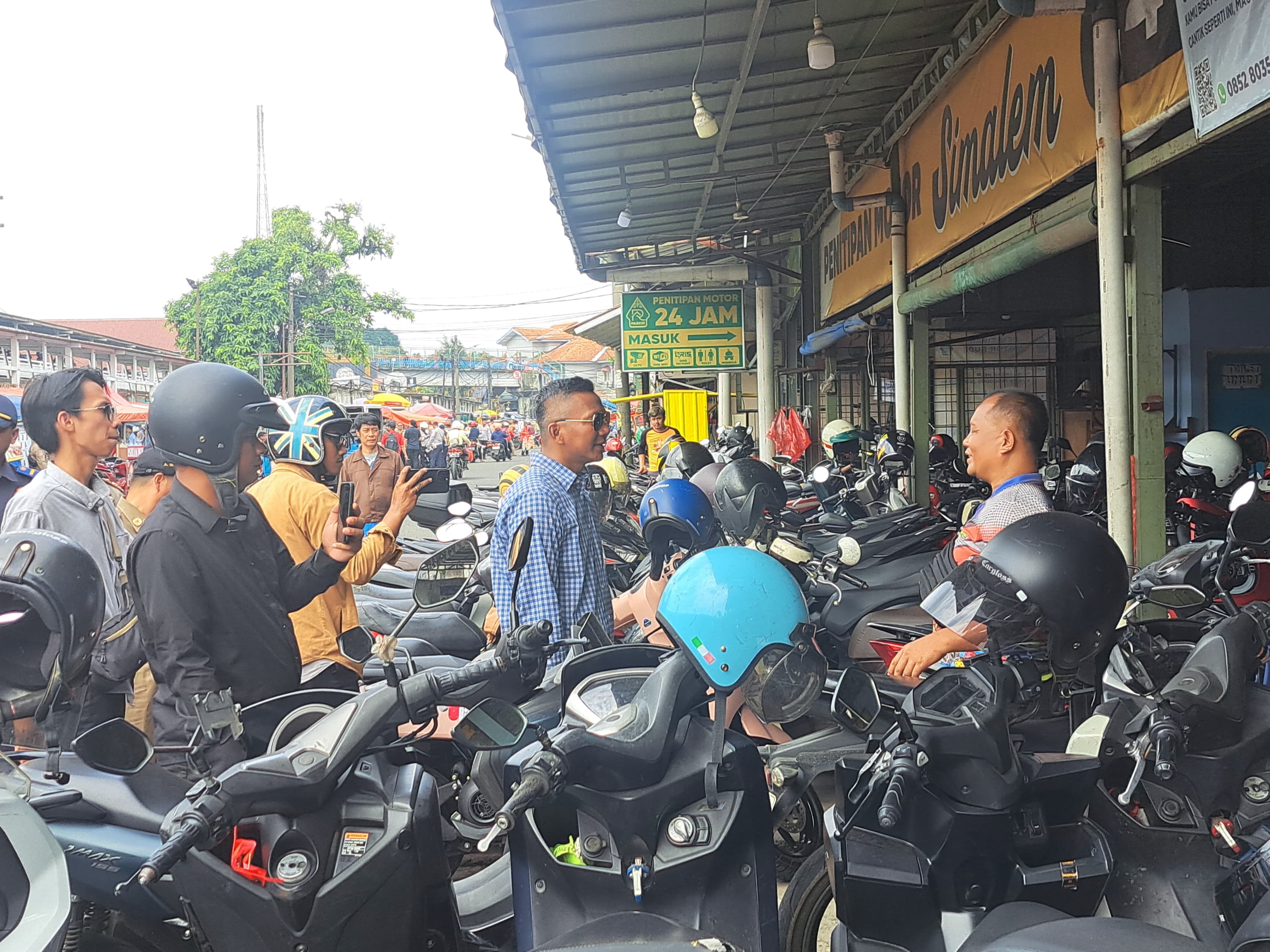 Wakil Wali Kota Bogor, Jenal Mutaqin saat menegur salah satu pengelola parkir di sekitaran Stasiun Bogor.