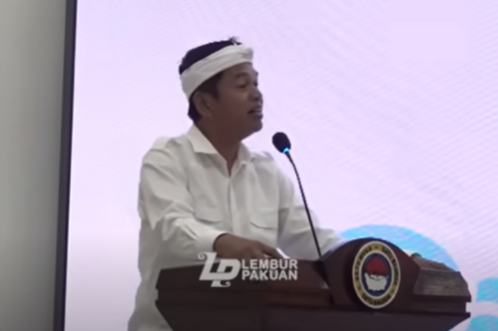 Gubernur Jawa Barat Dedi Mulyadi saat berkunjung ke SMA Taruna Nusantara di Kabupaten Cimahi, Jawa Barat.