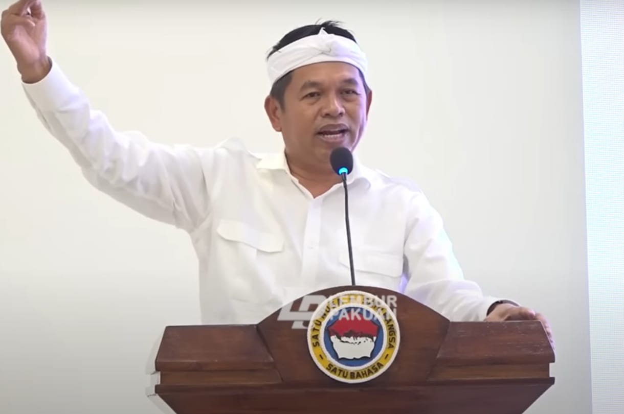 Gubernur Jawa Barat Dedi Mulyadi saat pidato di SMA Taruna Nusantara di Kabupaten Cimahi, Jawa Barat.