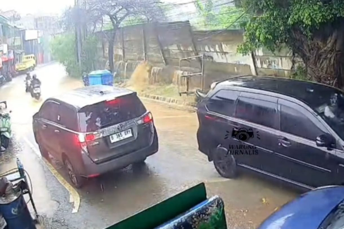 Foto detik-detik tembok jebol di gudang SDA di Jalan AUP, Pasar Minggu, yang terekam kamera CCTV