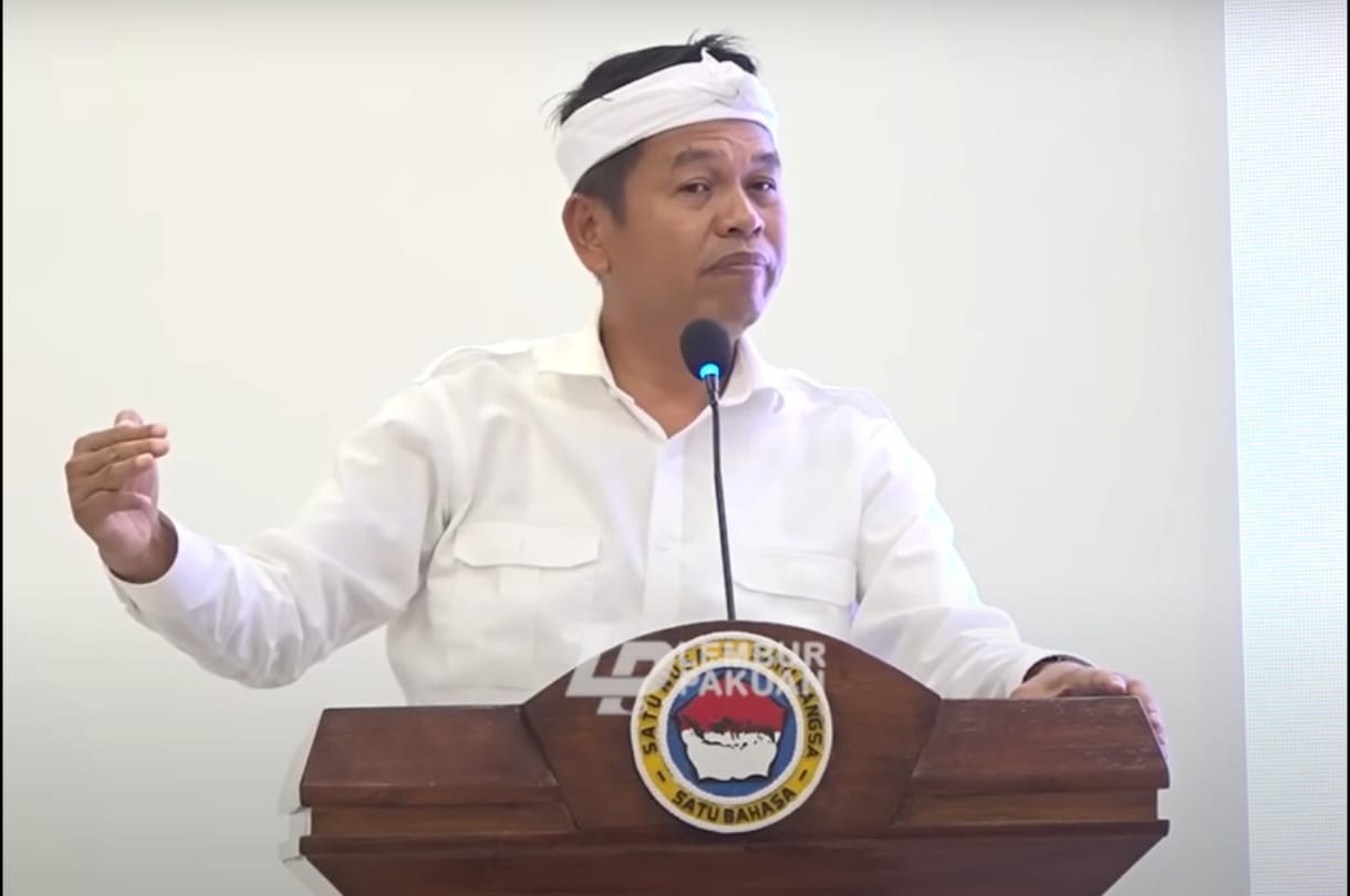 Gubernur Jawa Barat Dedi Mulyadi saat memberikan sambutan di hadapan siswa-siswi SMA Taruna Nusantara di Cimahi, Jawa Barat.