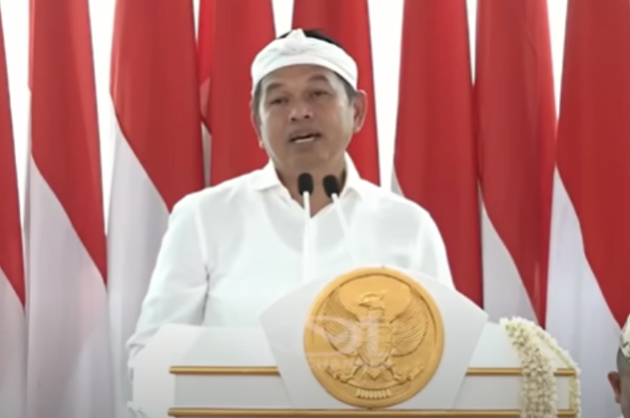 Gubernur Jawa Barat Dedi Mulyadi menyampaikan keterangan tentang program pendidikan di barak militer.
