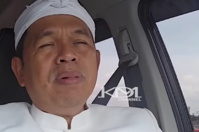 Gubernur Jawa Barat, Dedi Mulyadi saat menanyakan kondisi ketiga anak yang berjualan di Kota Bandung.