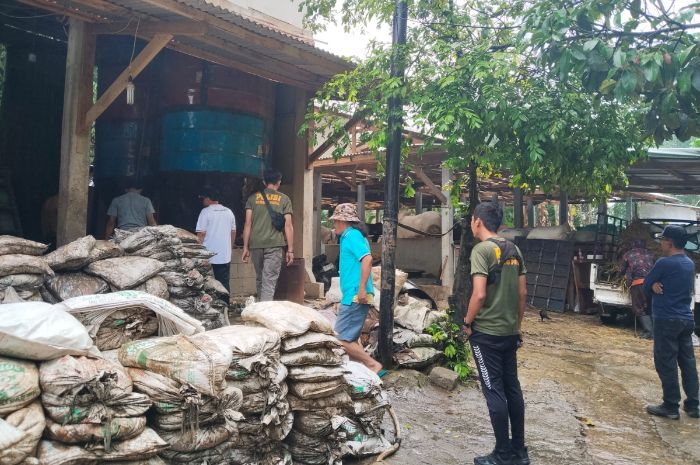 Petugas gabungan sidak ke lokasi pengelolaan emas diduga ilegal di Desa Cibeber 1, Leuwiliang, Kabupaten Bogor Kamis (22/5/2025).
