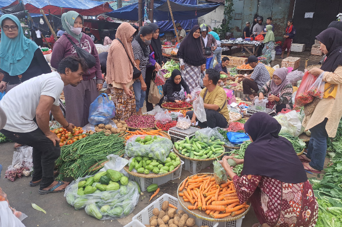 Aktivitas jual beli di pasar di Kota Bogor. DPRD dorong adanya Perda Pasar.