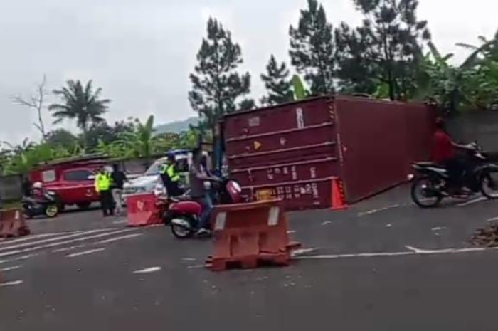 Kondisi truk yang terguling di Babakan Madang, Kabupaten Bogor pada Kamis (22/05/2025)