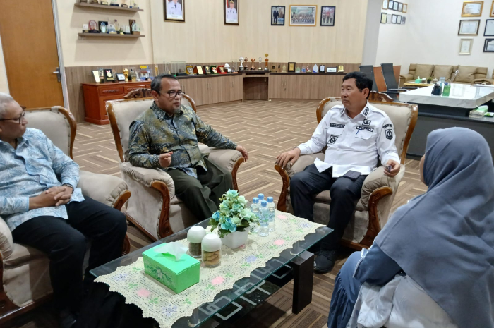 SERIUS: Rektor UIKA Bogor, Prof. Dr. HE. Mujahidin berdialog dengan&nbsp;Bupati Belitung Timur, Kamarudin Muten.