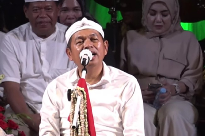 Gubernur Jawa Barat, Dedi Mulyadi menyapa warga Majalengka termasuk yang membentangkan poster unjuk rasa.