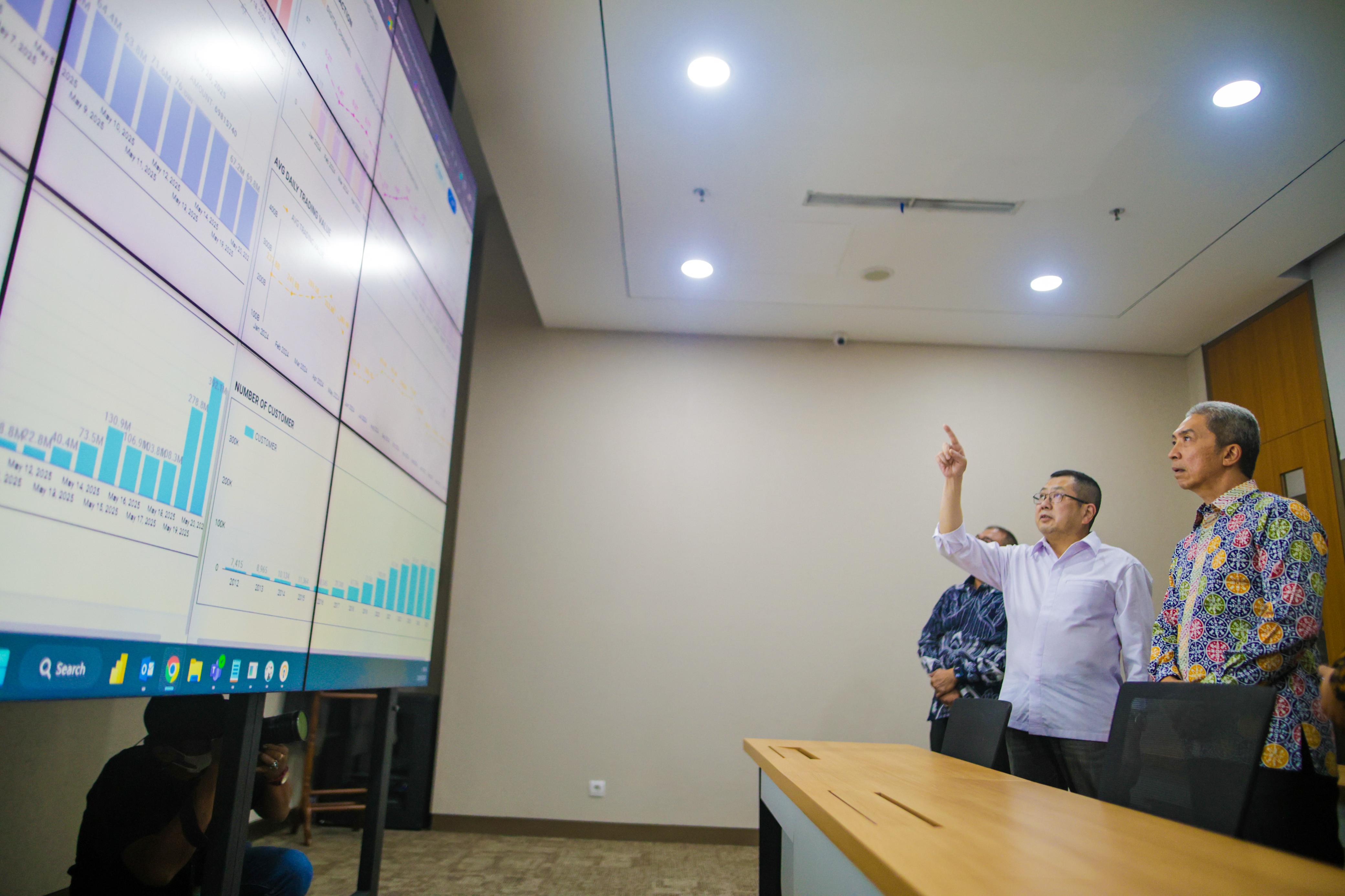 Wali Kota Bogor Dedie A Rachim dan Pendiri MNC Group Hary Tanoesoedibjo saat menghadiri penandatanganan kerja sama di MNC Tower.