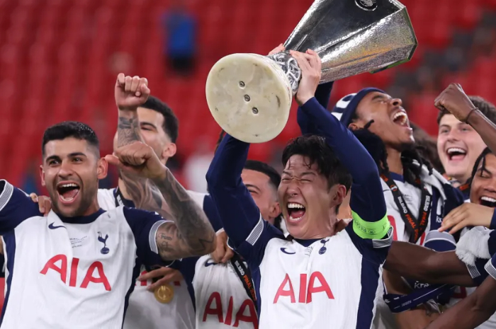Kapten Tottenham Hotspur Son Heung-min saat mengangkat trofi Liga Eropa tanpa kalungan medali di lehernya.