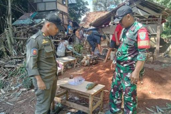 Bom Mortir yang ditemukan warga Kampung Penyirapan, Desa Kabasiran, Parungpanjang, Sabtu (24/5/2025)