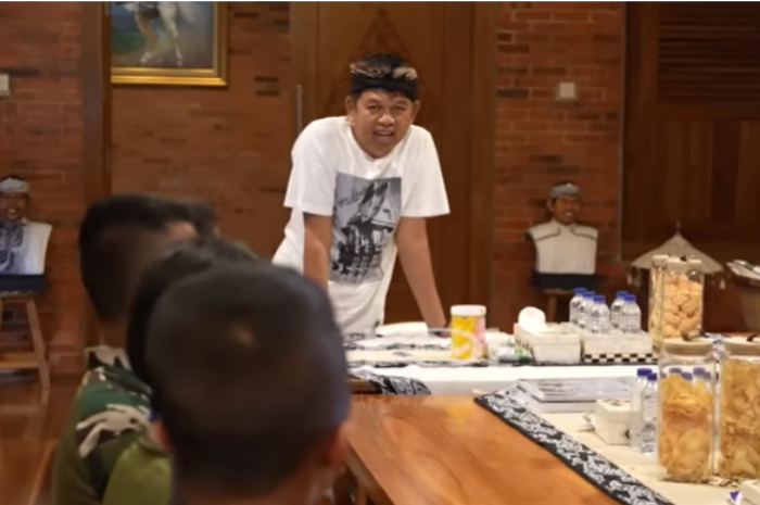 Gubernur Jawa Barat Dedi Mulyadi berbincang dengan siswa yang menjadi anak asuhnya.