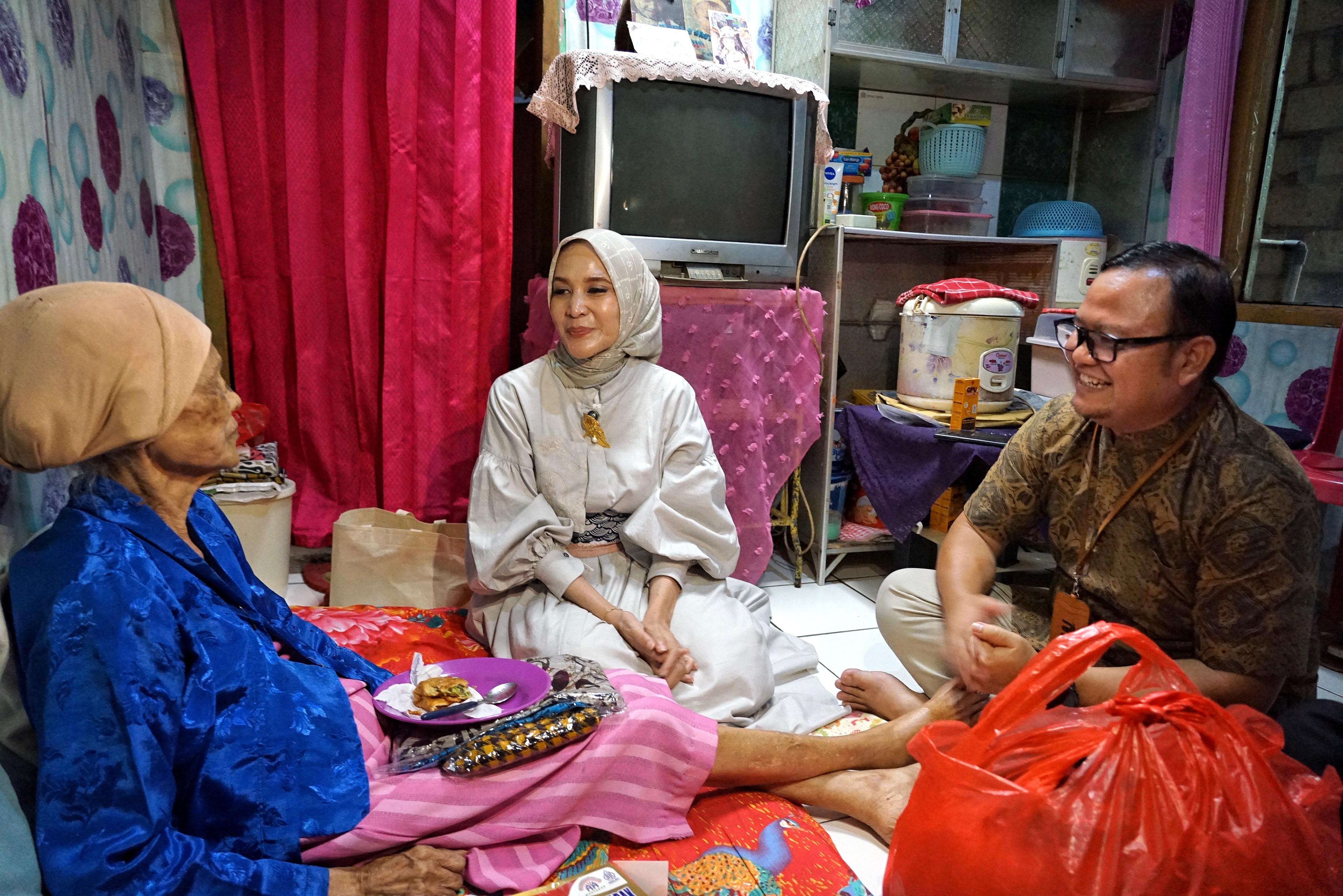 Ketua Tim Penggerak PKK Kota Bogor, Yantie Rachim bersama Rudy Mashudi, Kepala Bapperida Kota Bogor mengunjungi Sri Banon.